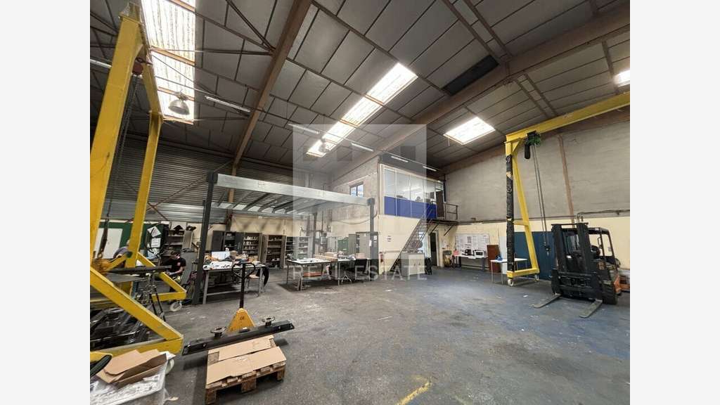 Local d'activité de 450m² à louer à Vaulx-en-Velin