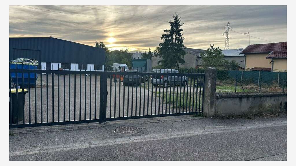 A louer local d'activité de 550m² à Vaulx-en-Velin