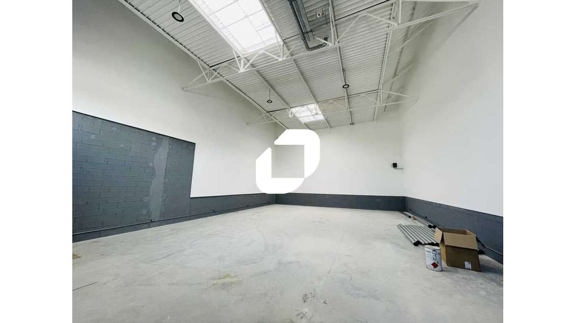A louer Local d'activité 207m² Vaux le penil