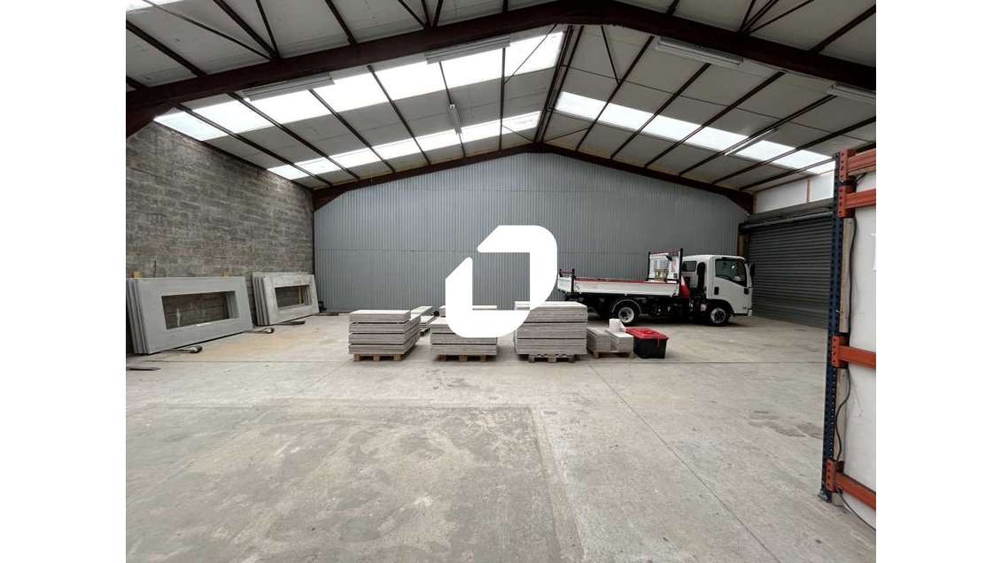 A louer Local d'activité 400m² Vaux le penil