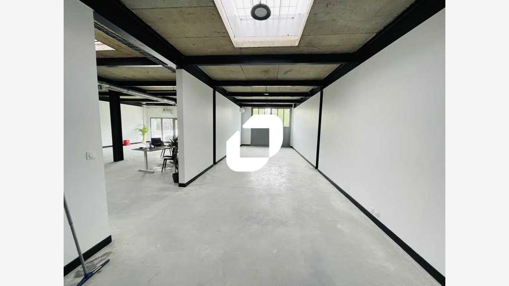 A louer Local d'activité 207m² Vaux le penil