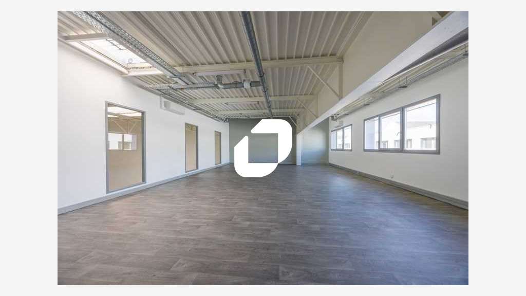 A louer Local d'activité 312m² Vaux le penil