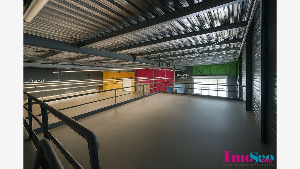 Entrepôt 1380m² à louer ZA de Vayres N89