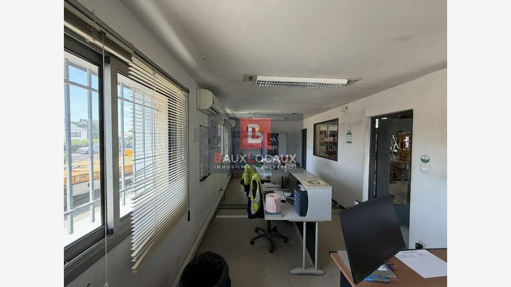 Local d'activité de 587m² à louer à Vedène