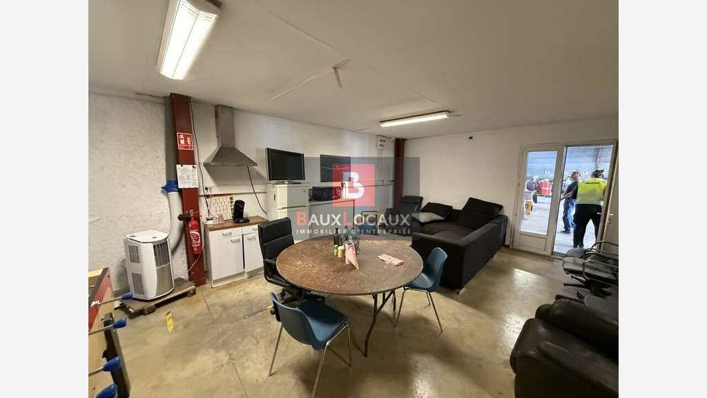 Local d'activité de 587m² à louer à Vedène