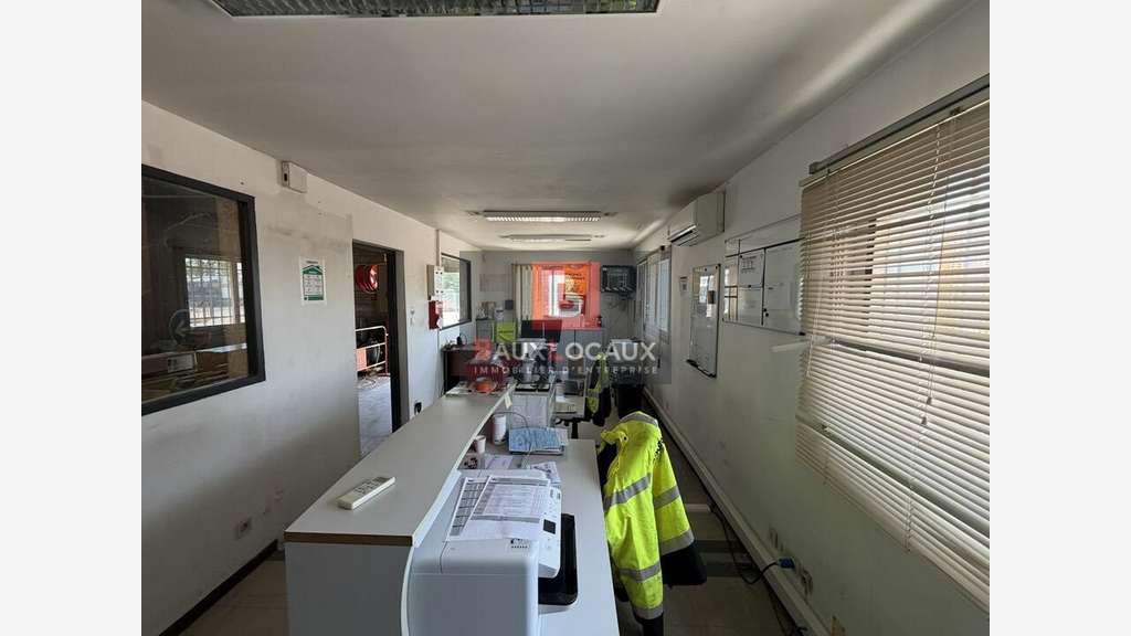 Local d'activité de 587m² à louer à Vedène