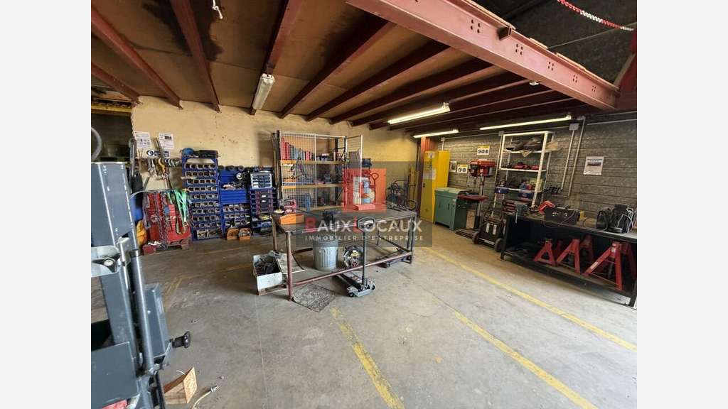 Local d'activité de 587m² à louer à Vedène