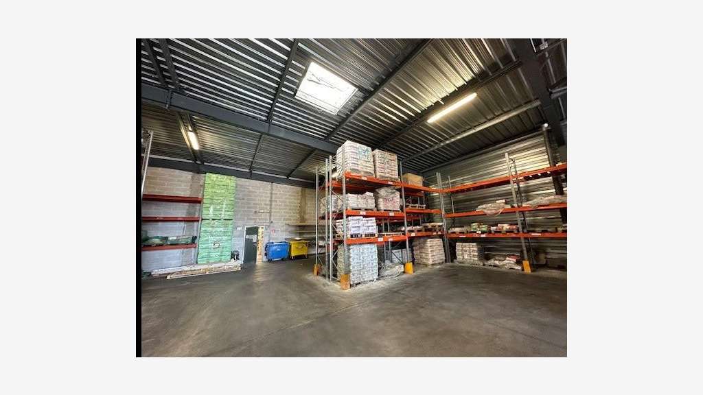 À vendre ou à louer – Entrepôt de 1 427 m² à Vedèn