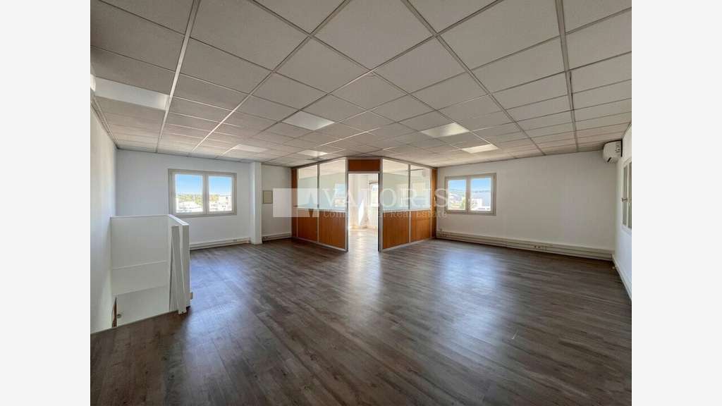Bâtiment 730m² à louer zone de Velaux A7