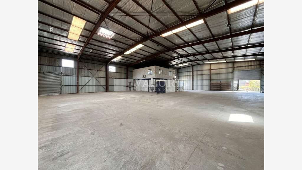 Bâtiment 730m² à louer zone de Velaux A7