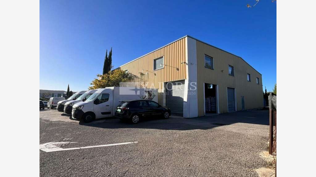 Bâtiment 730m² à louer zone de Velaux A7
