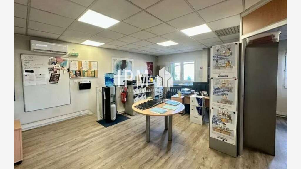 A louer local d'activité de 740 m² - 13880 Velaux