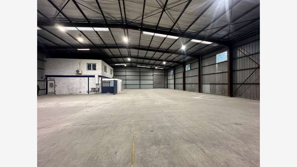 A louer local d'activité de 740 m² - 13880 Velaux