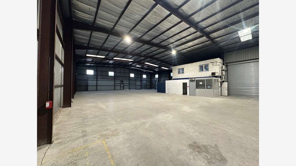 A louer local d'activité de 740 m² - 13880 Velaux