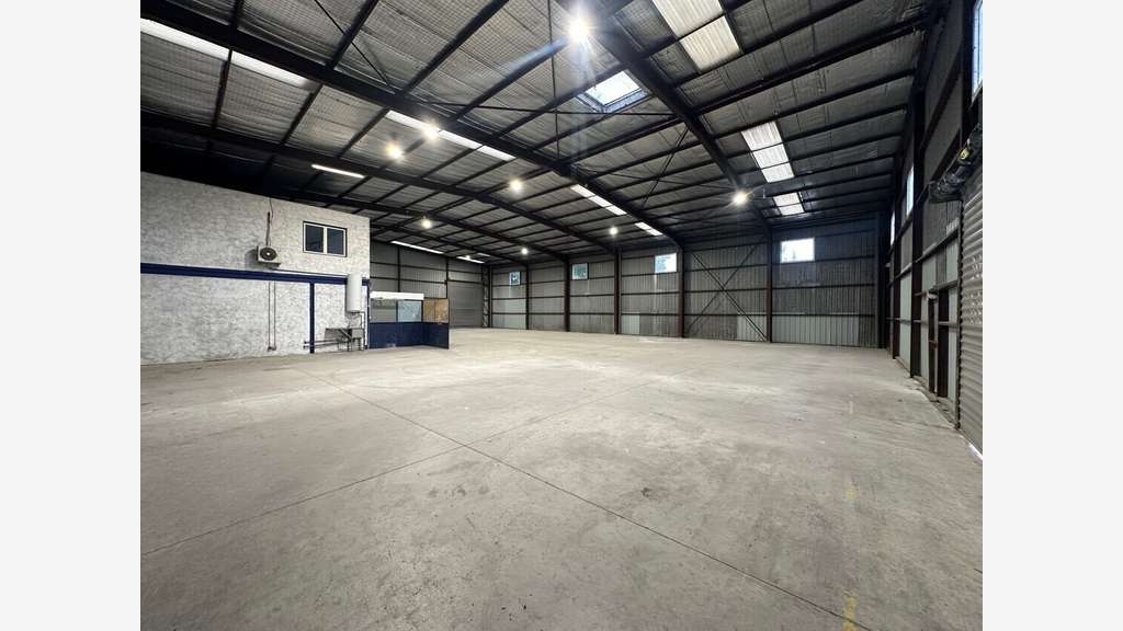 A louer local d'activité de 740 m² - 13880 Velaux