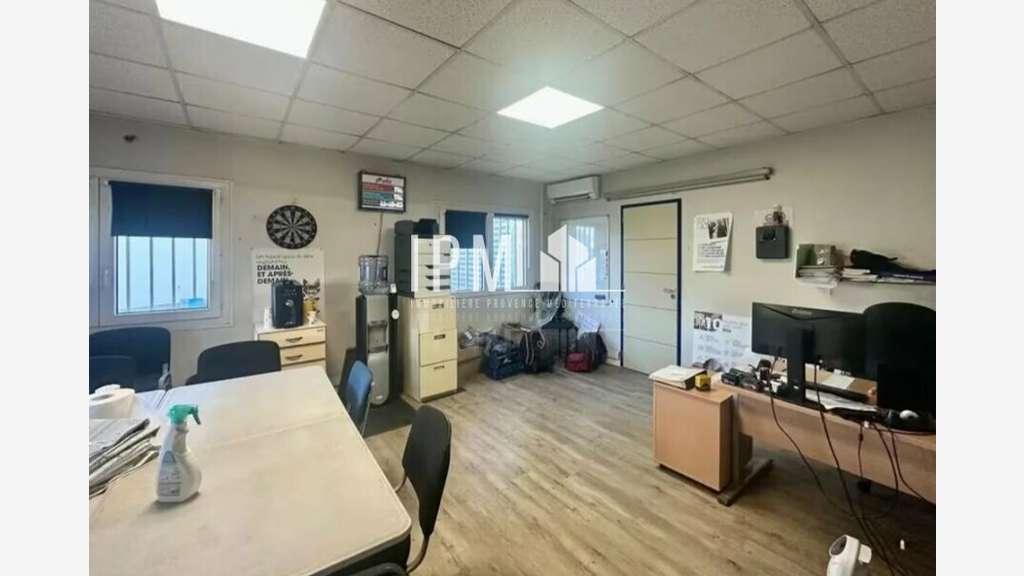 A louer local d'activité de 740 m² - 13880 Velaux