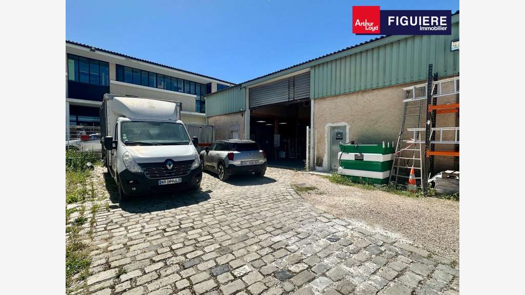 Local d'activités avec bureaux à louer à Venelles