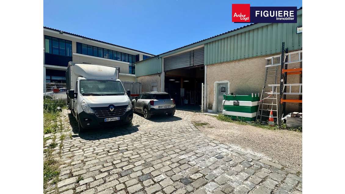Local d'activités avec bureaux à louer à Venelles