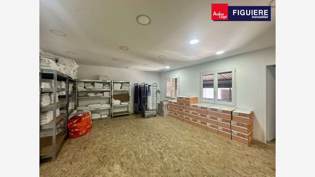 Local d'activités avec bureaux à louer à Venelles
