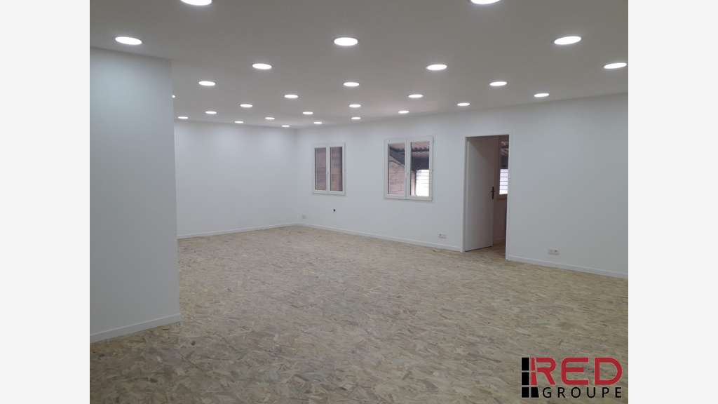 A louer entrepôt mixte bureaux de 280m² à Venelles