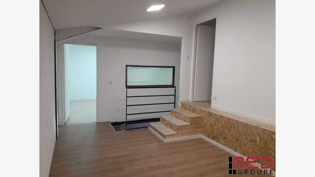 A louer entrepôt mixte bureaux de 280m² à Venelles