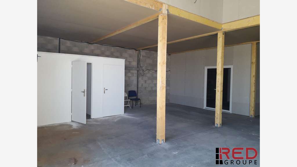 A louer entrepôt mixte bureaux de 280m² à Venelles