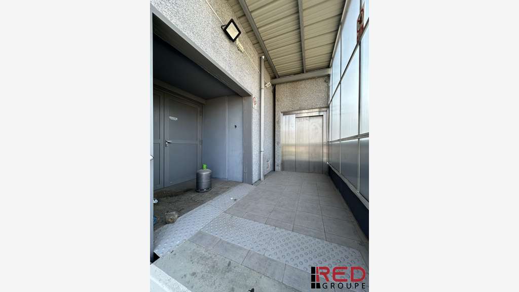 LOCAL PROFESSIONNEL 704 M2 A LOUER