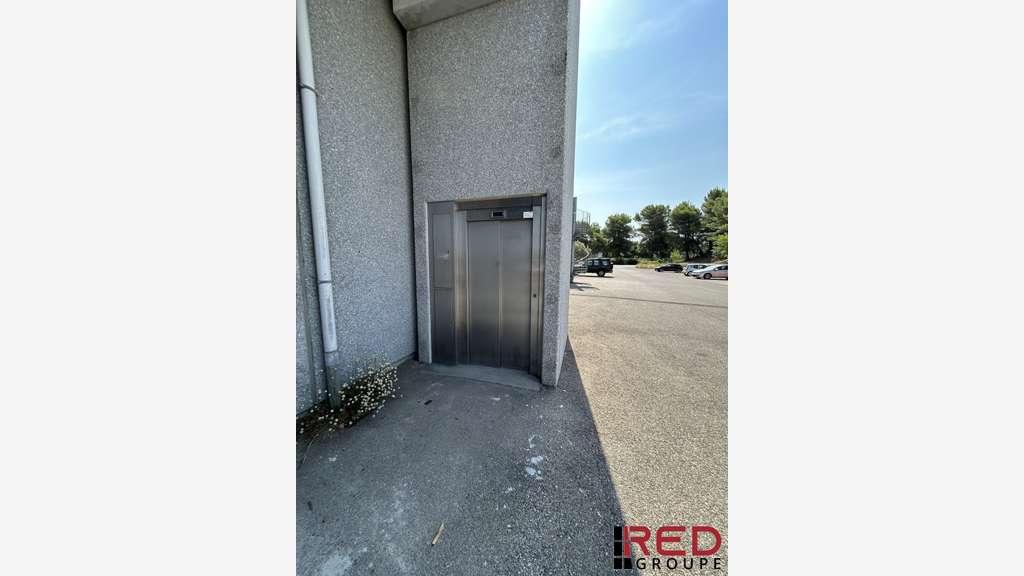 LOCAL PROFESSIONNEL 704 M2 A LOUER