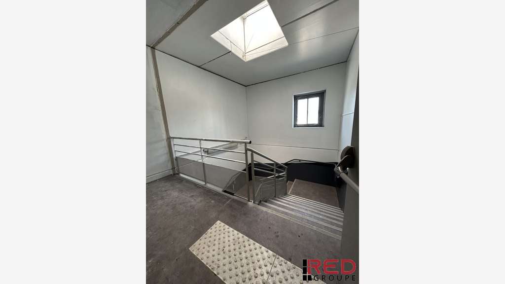 LOCAL PROFESSIONNEL 704 M2 A LOUER