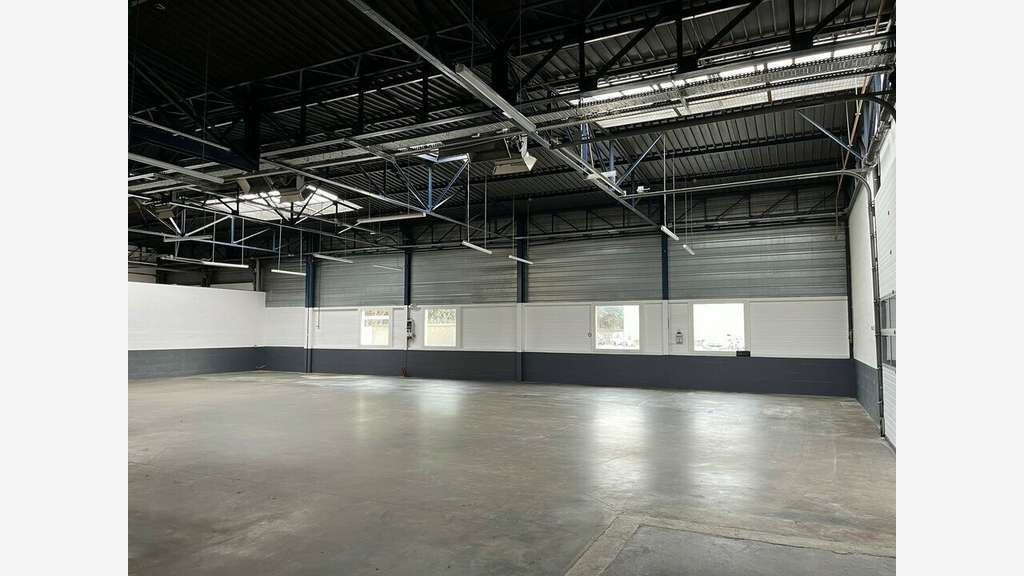 Local d'activité 740m² à louer à Vénissieux
