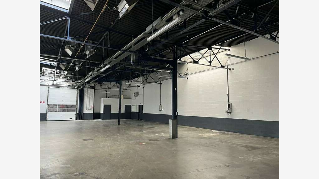 Local d'activité 740m² à louer à Vénissieux