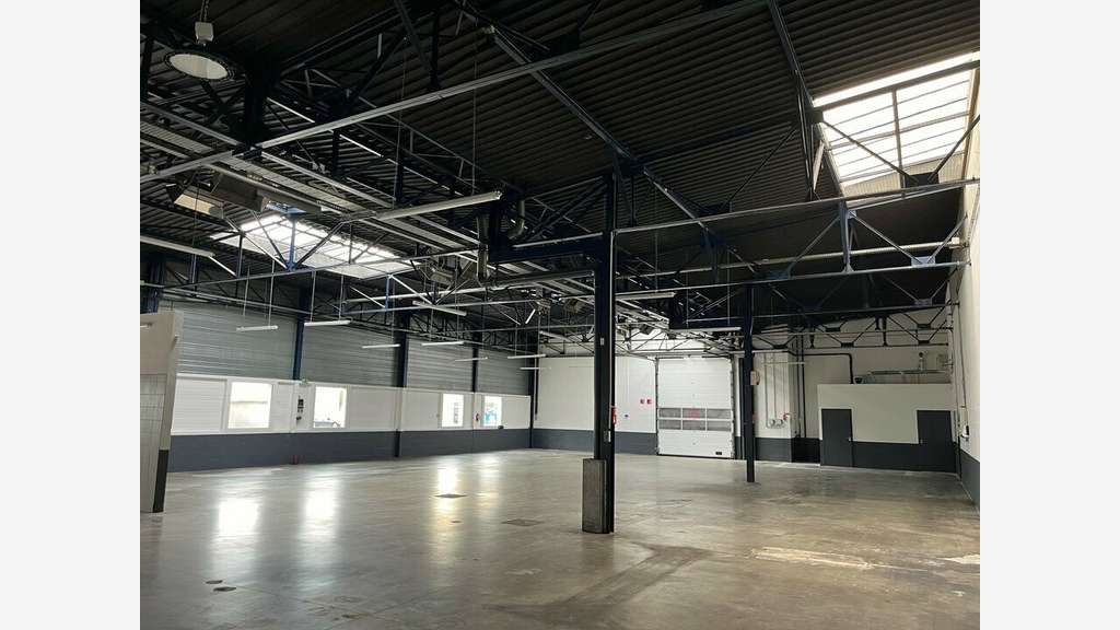 Local d'activité 740m² à louer à Vénissieux