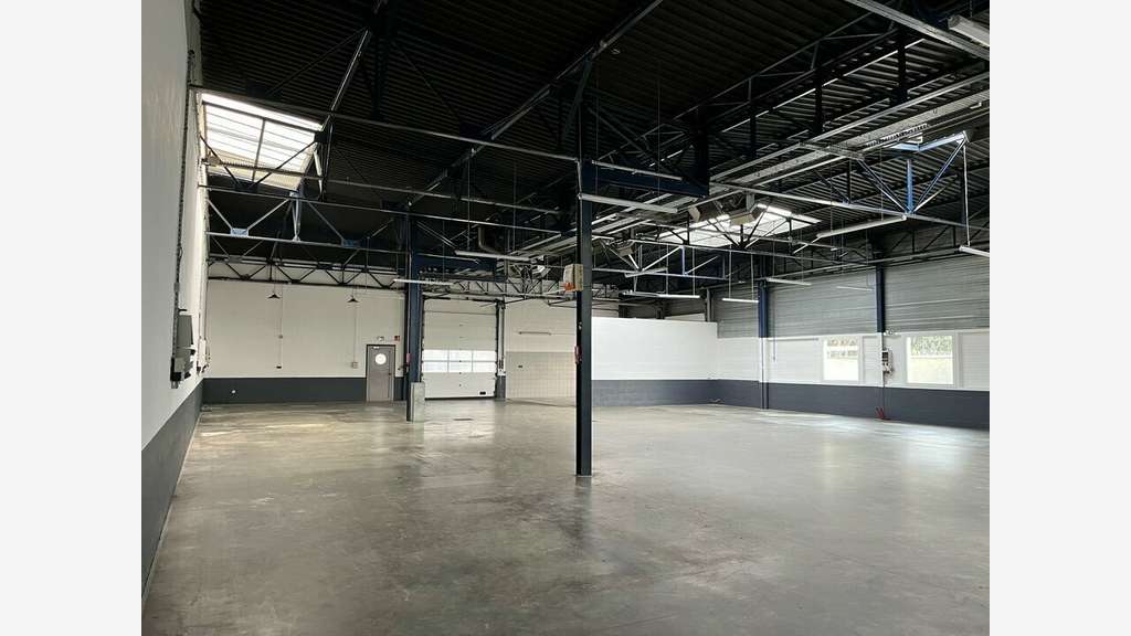 Local d'activité 740m² à louer à Vénissieux