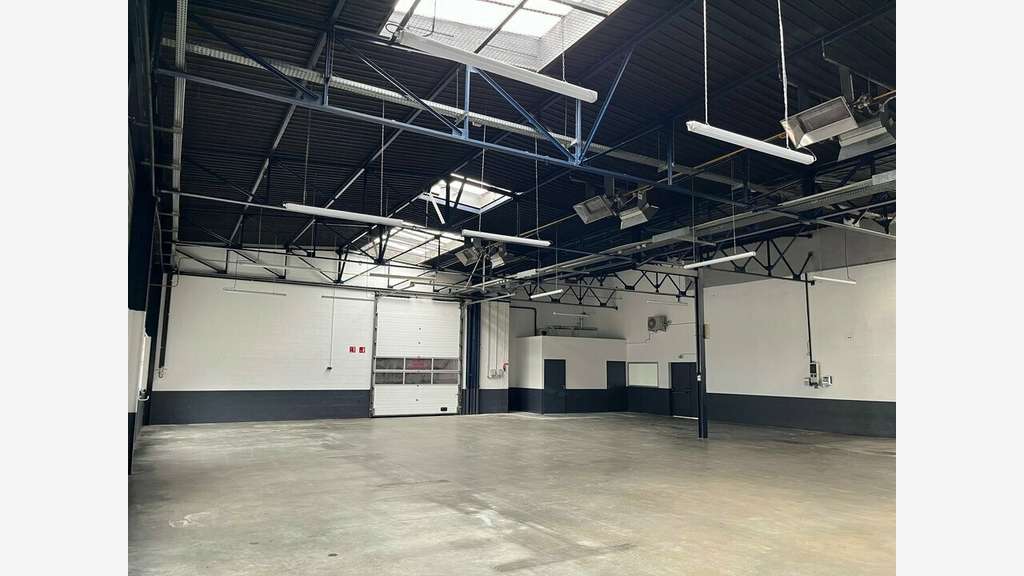 Local d'activité 740m² à louer à Vénissieux