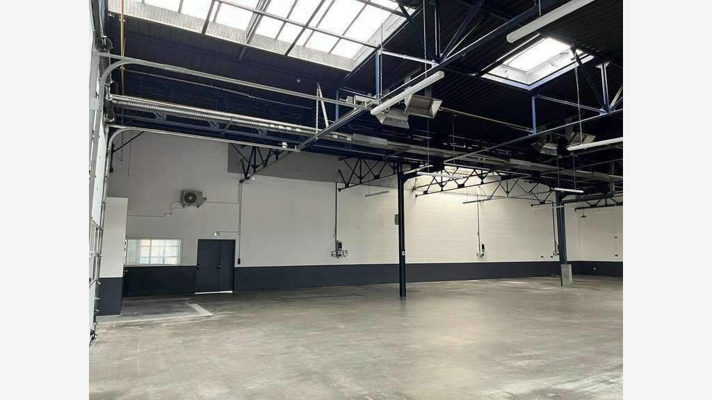 Local d'activité 740m² à louer à Vénissieux