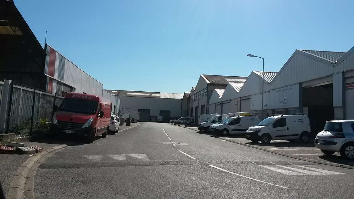 Local d'activité mixte 280m² à louer à Vénissieux