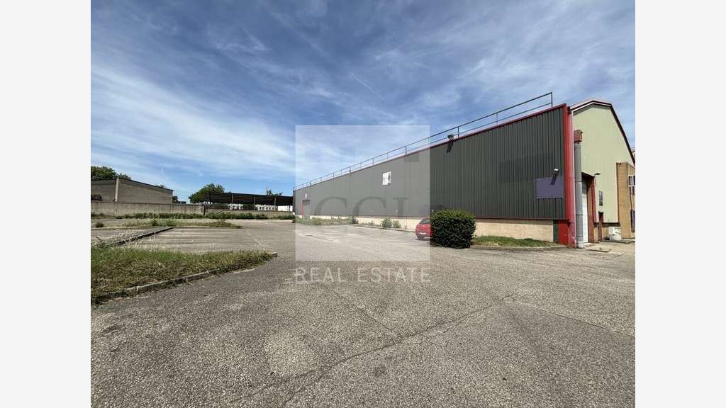 Location local 1701m² à Vénissieux proche Parilly