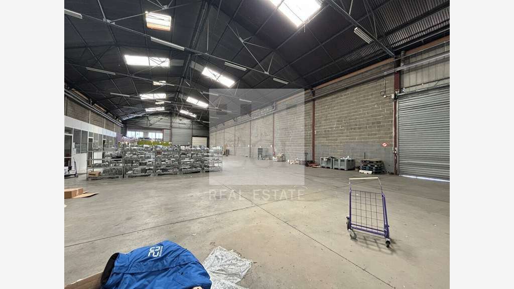 Location local 1701m² à Vénissieux proche Parilly
