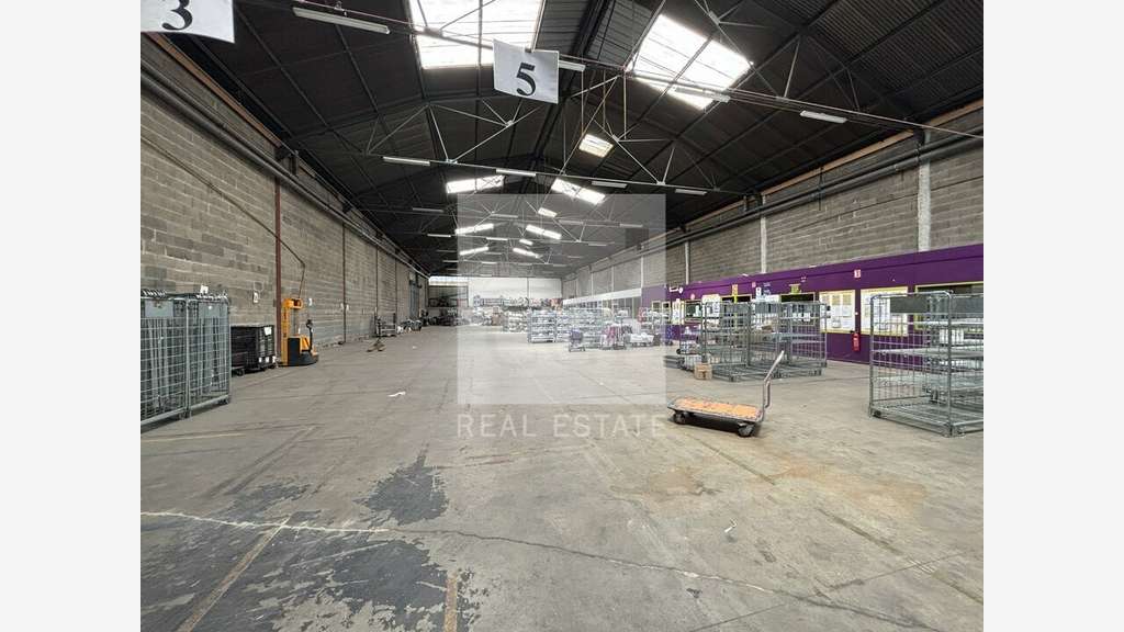 Location local 1701m² à Vénissieux proche Parilly