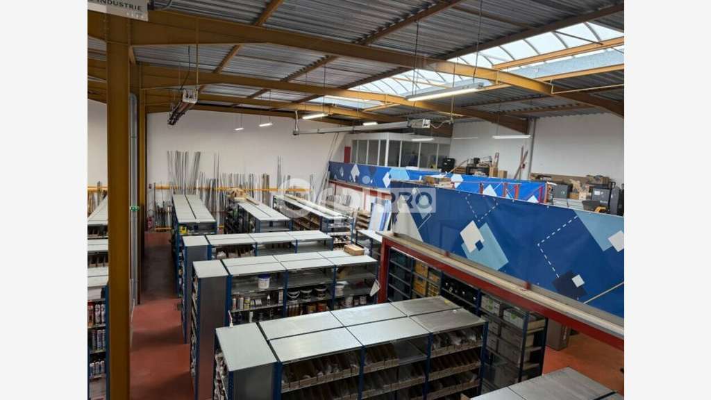 Local mixte 715m² à louer en ZA à Vénissieux