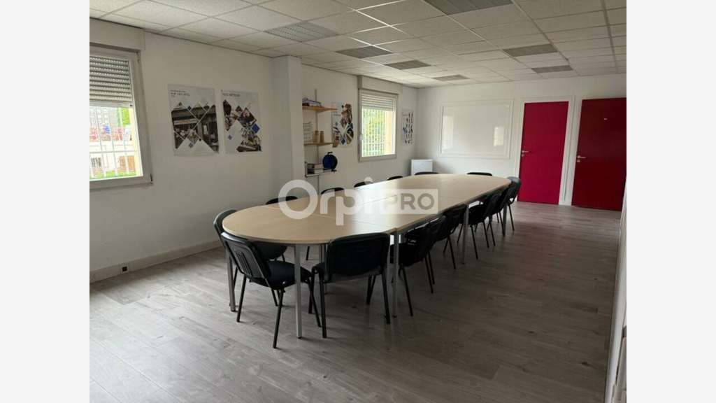 Local mixte 715m² à louer en ZA à Vénissieux