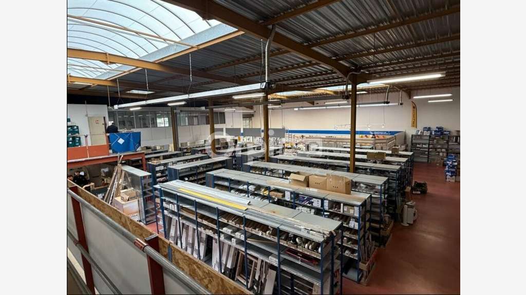 Local mixte 715m² à louer en ZA à Vénissieux