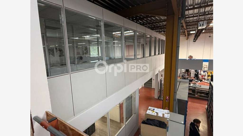 Local mixte 715m² à louer en ZA à Vénissieux