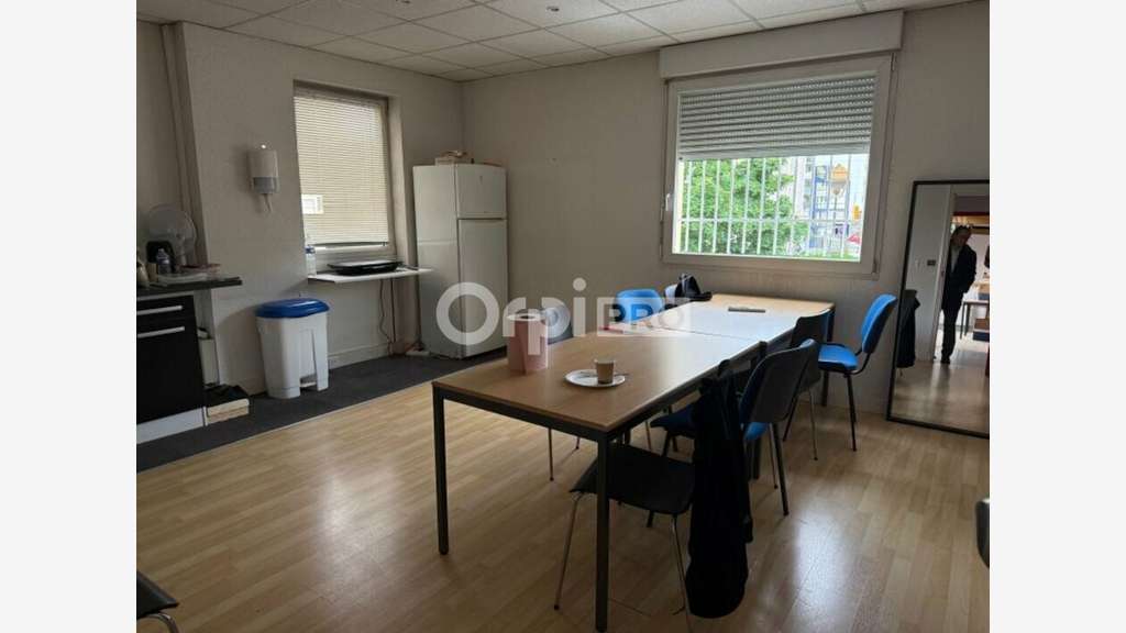 Local mixte 715m² à louer en ZA à Vénissieux