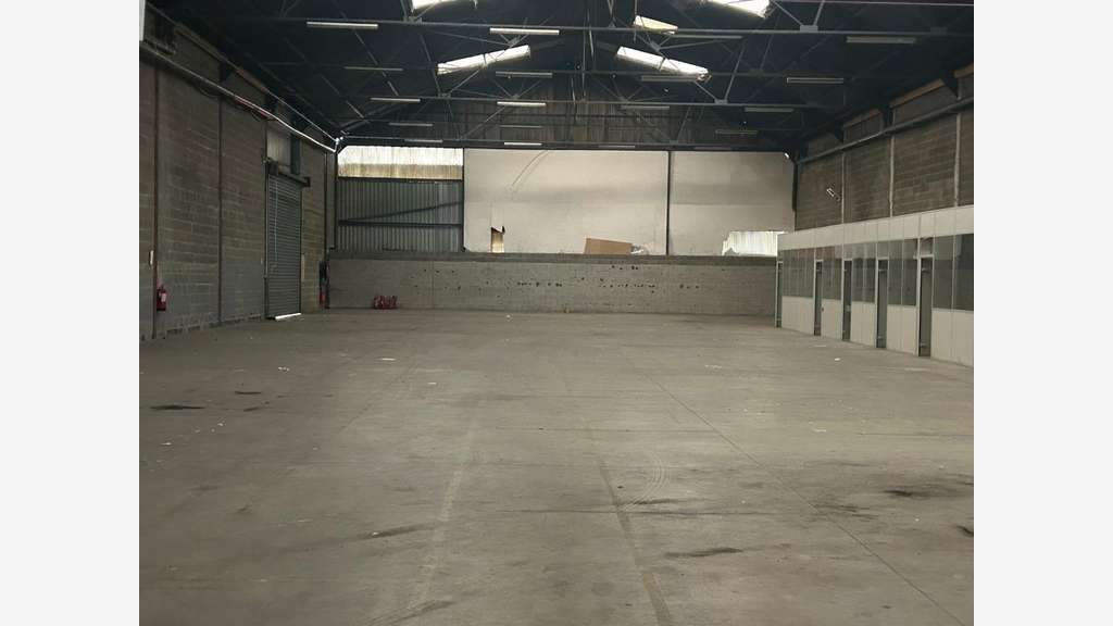 Loue local activité restauration entrepôt 1100m²