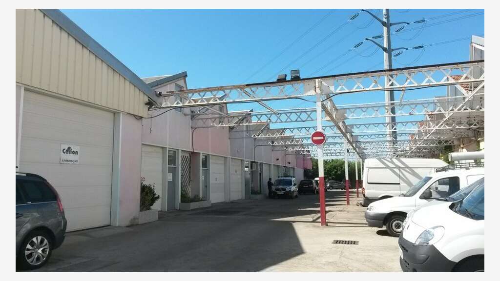 Loue entrepôt 175m² Vénissieux prox périphérique