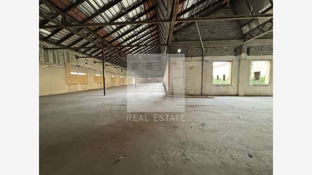 A louer local activité sécurisé 1699m² Vénissieux