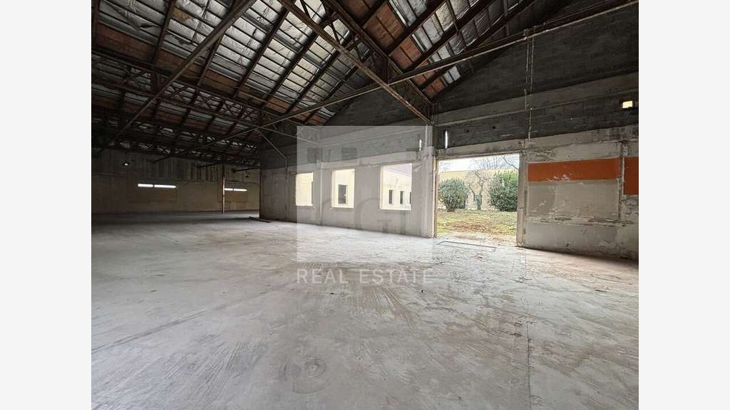 A louer local activité sécurisé 1699m² Vénissieux