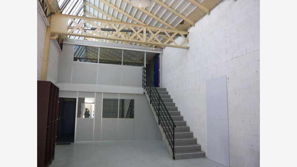 Local d'activité mixte 125m² à louer à Vénissieux