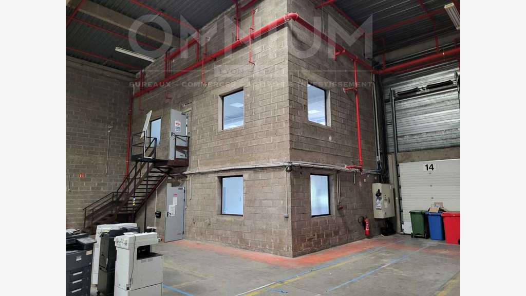 A louer lots d'entrepôt 3687m² à Vénissieux